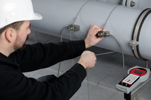 Meetservice op locatie met ultrasone clamp-on flowmeter - KATflow 200 | U-F-M b.v.