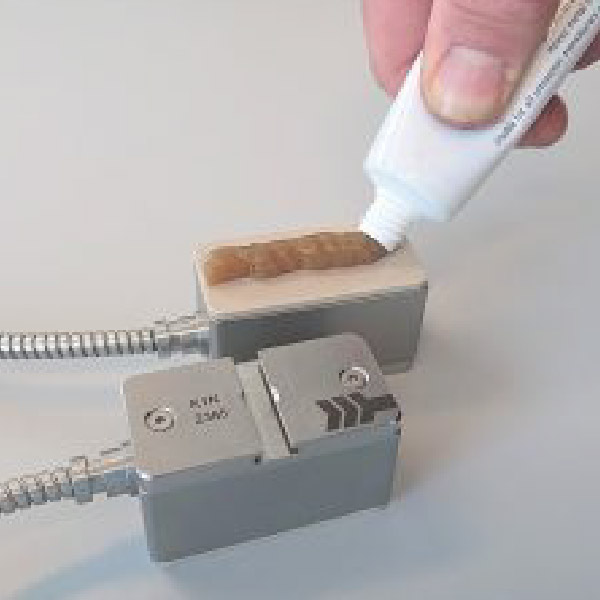 Coupling agent - gel or paste for good stable contact and acoustic transmission